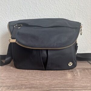 Lulumone crossbody bag EUC